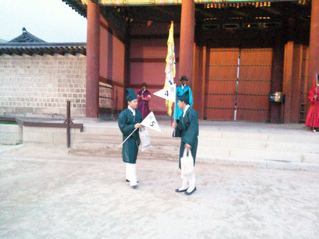 約2時間の散策ですが、途中暗い箇所もあるので（基本真っ暗、晴れていて月灯りがあればそうではないかも）、夜道を懐中電灯でてらしてくれたりと最後まで安全に観覧できるようサポートしてくれる保安係のお兄さんです。<br /><br />お世話になります。