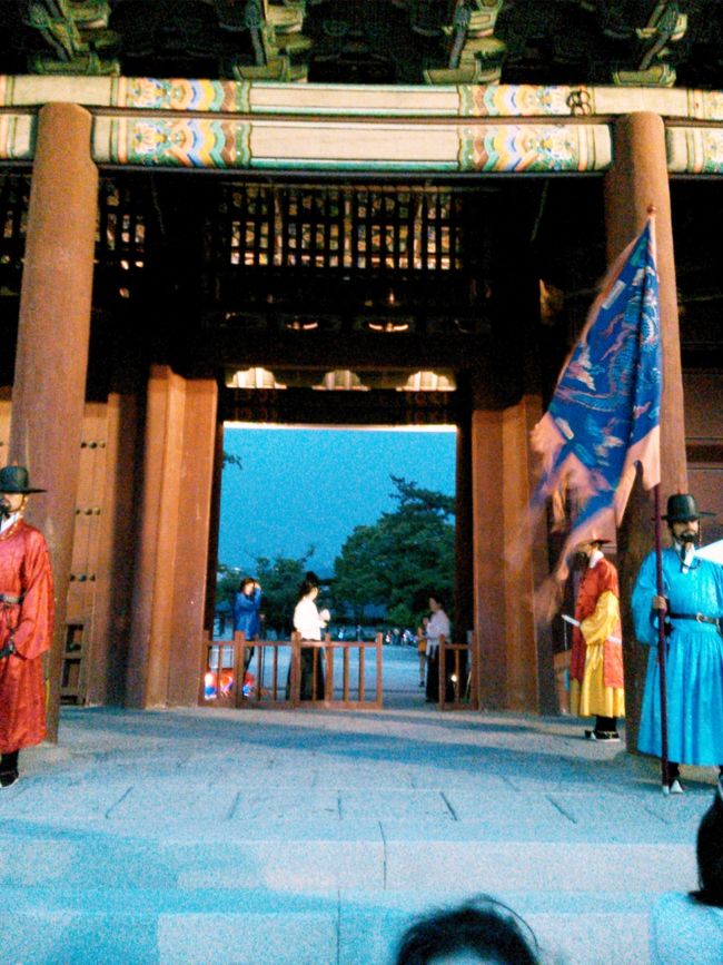 徐々に日も落ちいよいよ門が開きました！<br />