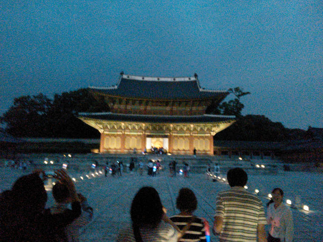 日本語が上手な女性ガイドさんの解説を聞きながら進んでいきます。