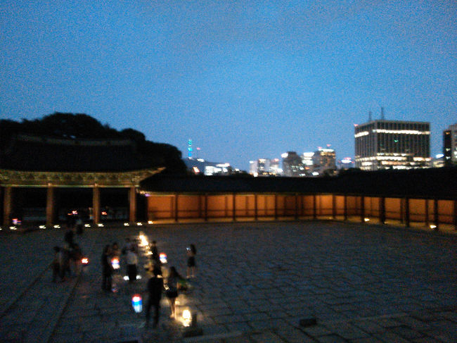 振り返ればソウルの街の夜景が…<br /><br />現在と過去、対照的な光景が歴史の流れを感じさせます。