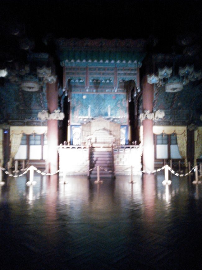 玉座<br /><br />天井には西洋の文化が入ってきたころに付けられたシャンデリアが…<br /><br />王様はここで政治を行っていたんですね。<br />