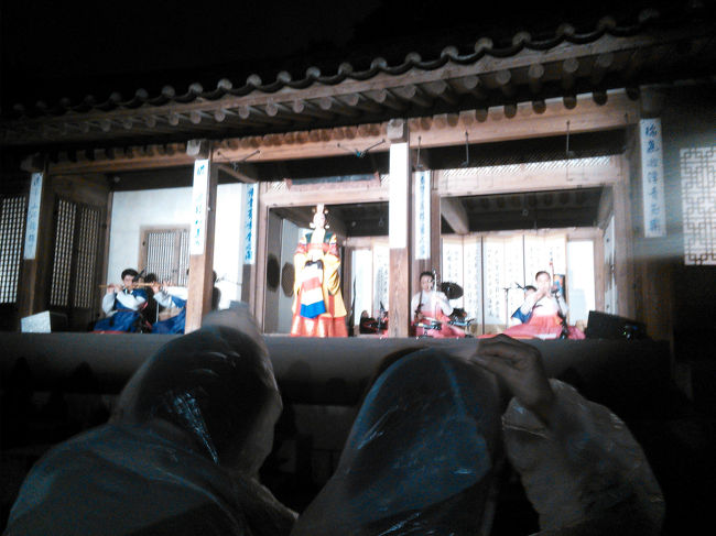 途中トイレ休憩もあり、東京ドーム14個分？の広さの昌徳宮をしっかり歩いて周りました〜<br /><br />後半は演慶堂での伝統公演。お茶とお菓子が配られて…<br /><br />雨が強くなってきて本当に残念でした(>_<)<br /><br /><br />