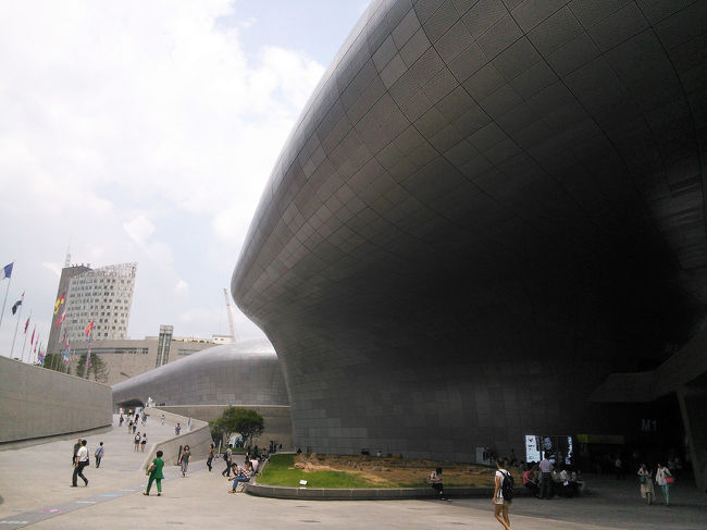 5日目は朝からこの旅2回目のチムジルバンへ。<br /><br />汗をたっぷりかいてお決まりのお昼寝タイム…zzZ<br />のんびりするのもいいよね。<br /><br />チムジルバンを出たあと、久しぶりに東大門にきました。<br />