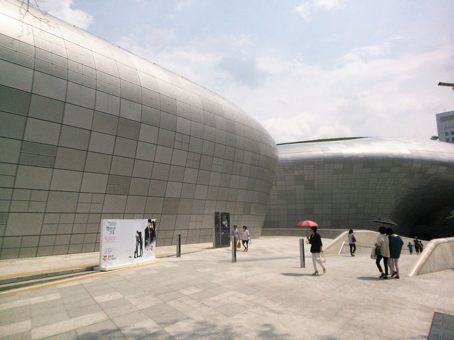 東大門デザインプラザ(DDP)<br /><br />今年の3月にオープンしたそう。<br /><br /><br />