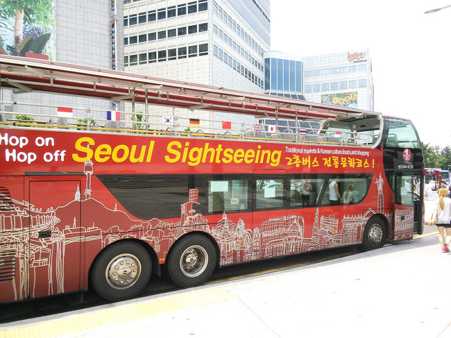 2階建てバスが停留所に止まってました。<br />2階はオープンで気持ちよさそう！<br /><br />