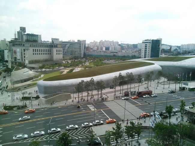 ドゥータの中のスムージーキングから。<br /><br />以前に来たときは工事中だったなぁと懐かしく思いながら…(@_@)<br /><br />屋上緑化ですね〜