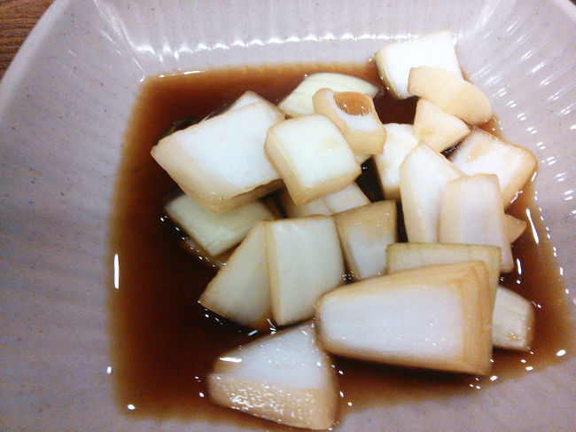 チヂミにつけるタレ<br /><br />チヂミは他にも種類がたくさんありました。<br />気になるメニューがいっぱい(^_^)<br /><br />そして…<br />