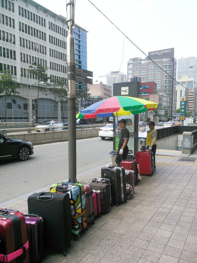 世宗ホテル前のバス停<br /><br />すでにたくさんのスーツケースが並んでる！明洞は乗る人多いですよね〜