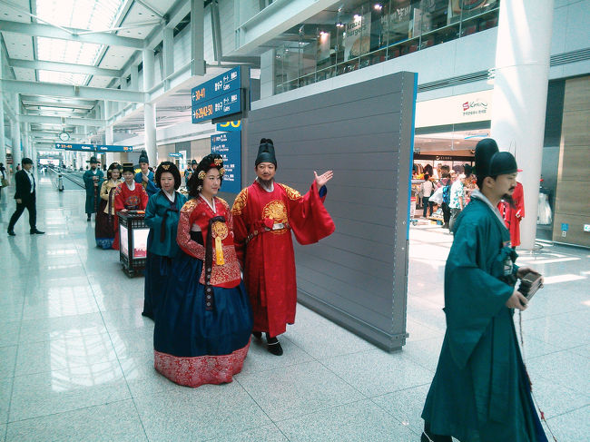 仁川空港で<br /><br />王様がカメラ目線で手をあげてくれました〜<br />