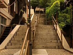 この階段を上がっていくと『鞆の浦歴史民俗資料館』があります。
鞆の浦が一望できるというので、上がってみることにしました。