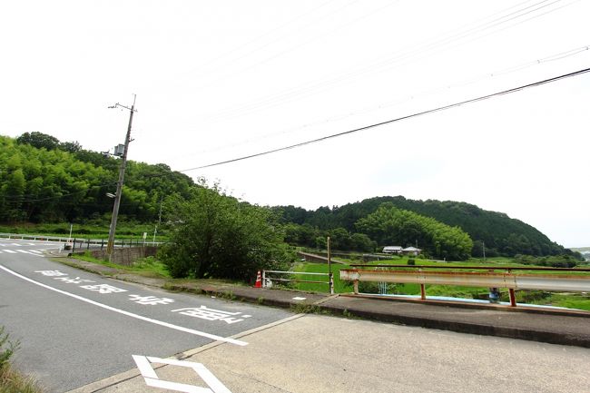 古墳の様そうを醸し出す、双子山の山中を目指す。