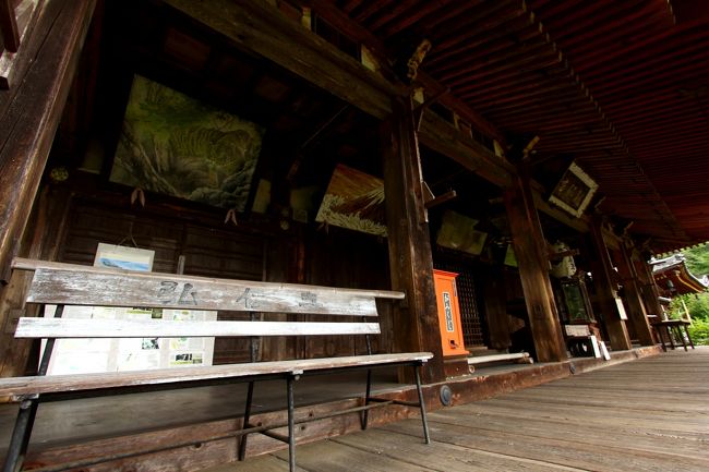 本堂のベンチ腰かけ眺めるのも良い。<br />天さんは眺めながら、いつしか自分を眺めてた様な。。。<br />都市空間の眺望は人が創り上げた景観でそれもいい。<br />だが、こちらの眺望は山景色であり、自然の営みが積み上げた眺望であり、その場に身を預けれた事に感謝。