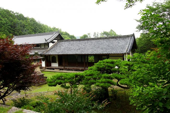 本堂から眺めた寺務所。<br />こちらに一晩身をあずけました。