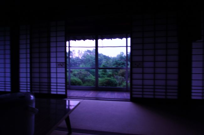 夜明け前・・・<br />心境はどっしりと座っていた。<br />しかし、前々日のハルカス夜間撮影や大阪歩きに、日頃のＰＣデータが友のデスクワークに体はなまり、睡眠を求めていた。<br />そんな事で昨晩は、がんばったが午後9時には思念世界の海へと漕ぎ出した。<br />