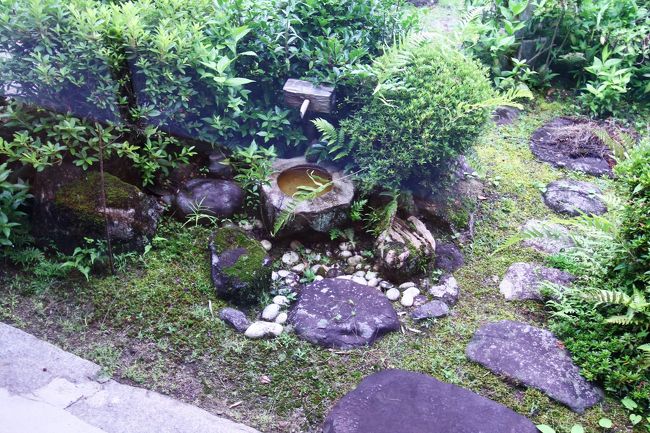 最近自分で組みたいと試行錯誤する中で映り込んだ。<br />手燭石がやや高く表流儀の並びかな。<br />