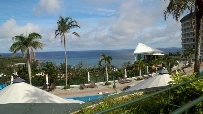 今日はいよいよ本番♪<br />朝から海の見える大浴場へ。<br /><br />確かに海が見える〜！！<br />が・・お湯に浸かると見えない・・<br />う〜ん。微妙〜・・と友達と苦笑。<br /><br />さっぱりして朝食バイキングへ。<br />和洋か洋のみのレストランと選べるが<br />やっぱり和洋だねと！和洋へ。<br /><br />すんなり入れたけど出てきたときは<br />長蛇の列だった(^^;)<br />早起きは３文の得ね♪<br /><br />メニューも豊富で美味しい〜♪<br />フレンチトーストやちゃんぷるーなど<br />目移りしちゃう。<br />中でも目の前で焼いてくれるオムレツが<br />最高に美味しい♪<br />あおさ、チーズ、ハムの具が自由に選べる。<br />もちろん全部入れたけど(笑)<br />ハワイのエッグスンを思い出したよ♪<br /><br />レストランを出ると目の前に綺麗な景色。<br />みんなで写真をとテラスへ。<br />プールや海が見えて朝からテンション上がる〜?