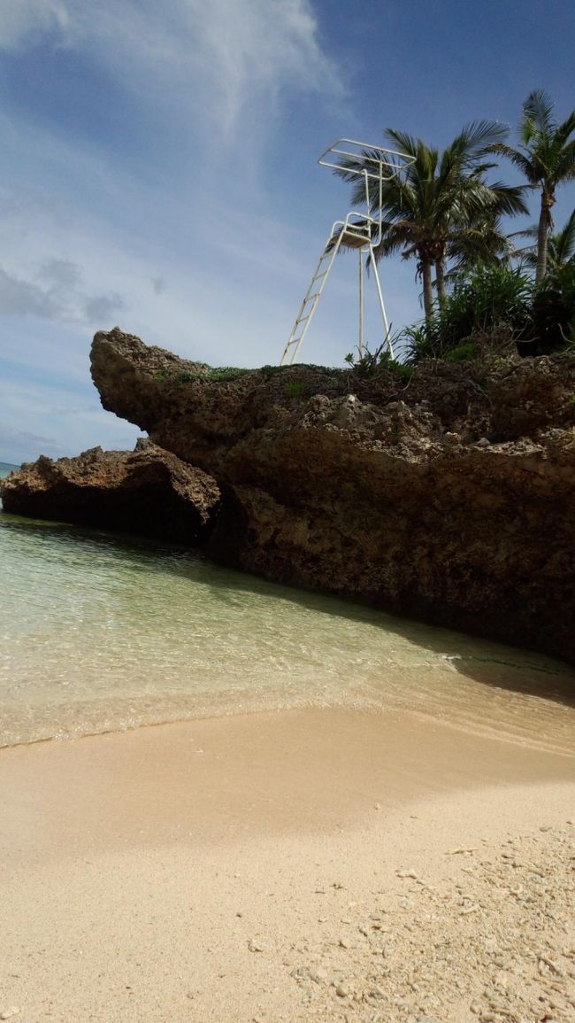 はしっこにいったらなんか無人島みたい！<br /><br />サンゴ、やどかりいっぱい♪<br />お魚も泳いでる〜(^^)<br /><br />足だけいれてみたら、ぬるーい。<br />向こうの海とは大違いだ(^^;)<br /><br />ざぶんとはいりたいぞ〜！