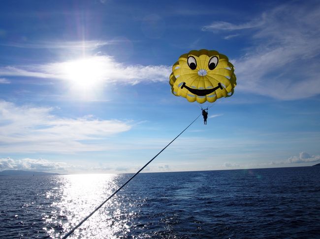 太陽をバックに！<br />無事にとんでまいりました<br />さて波しぶきをあびながら港へと戻ります。<br />なかなかユニークなスタッフのみなさんともお別れ