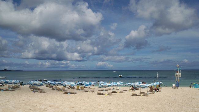 出演は１６時半なのでとりあえずお店を見たり<br />テラスで練習したり。<br />私たちの練習風景をビデオや写真撮ってる人が<br />いたらしいけど何のため〜(苦笑)<br /><br />遠くから見ても綺麗なビーチに行きたくてうずうず。<br />やっと近くに行ったらその透明度にびっくり〜！！<br /><br />ホテルムーンビーチ前のプライベートビーチ♪<br />いかにもリゾートってかんじ♪