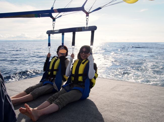 さて、二人でセッティング中<br />この姿勢から凧揚げのように浮き上がりますよ〜<br />と思ったら風の関係で結局１人飛行