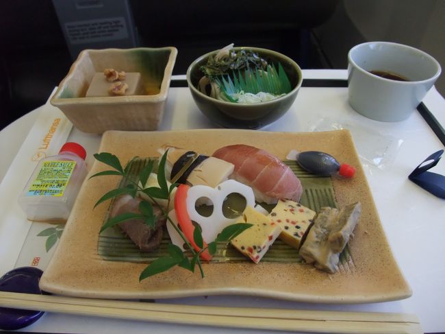 今回、国際線はビジネスクラスを利用しました。自分としては珍しく機内食で和食を選択。あまり期待はしていませんでしたがとてもおいしかったです（写真は前菜です）