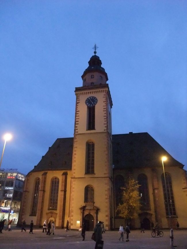 駅周辺をなんとなく散策。小さな教会ですが名前はわかりません。何せ下調べしてないので・・・