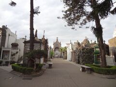 いいえ、ここは【レコレータ墓地】。

言われてみれば、十字架が･･･。