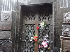 レコレータ墓地で一番有名なのはきっと【エビータの墓】。

奥まった分かりにくいところにありますが、どの観光客もとりあえずはここに向かうようなので、それらしき人に着いていけば辿りつけます。
地球の歩き方には、ご丁寧に有名人お墓マップも掲載。

彼女は今でも国民から人気のようで、お花が飾られています。