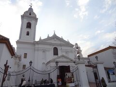 墓地に隣接する【聖母ピラール聖堂】。