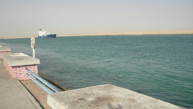 スエズ運河です。行きかう船を時間を忘れてのんびり見ます。