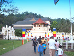 仏歯寺は、装飾の施された白い塀とシンハラ建築様式の八角形の小塔がシンボルになっています。