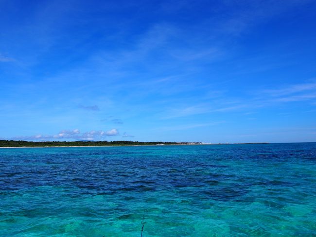 船で移動しながら、説明がありました。<br />今日は人が多いので２チームに別れ<br />先にダイブ＋シュノーケル、またはその逆<br />われらはダイブしないから<br />ずっとシュノーケル三昧<br /><br />おぉ〜すごい綺麗