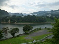 中大雨が降り止んだあと、猿ヶ京温泉に向かう途中で
ローソンに寄りました。

そこから雲がかかった山々と赤谷湖が見られました