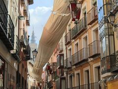 71番の路線バスは1.4ユーロ(200円弱)で終点のアルカサル脇まで
運んでくれます。

ソコドベール広場を抜け、とりあえずカテドラル方面を目指して 
Comercio通りを進んで行きます。

頭上には日射しよけの天幕が張られていて、前方には
カテドラルの塔が見えます。