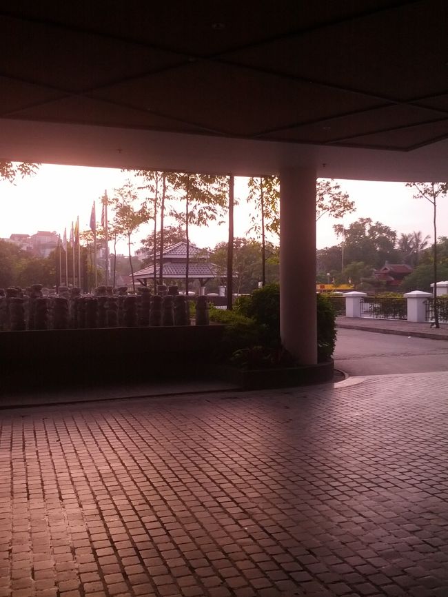 さぁ、帰るのです。<br /><br />帰るだけの日、0430起床　お迎えは0530<br />飛行機は0800　<br /><br />0400と言われなかっただけマシです。