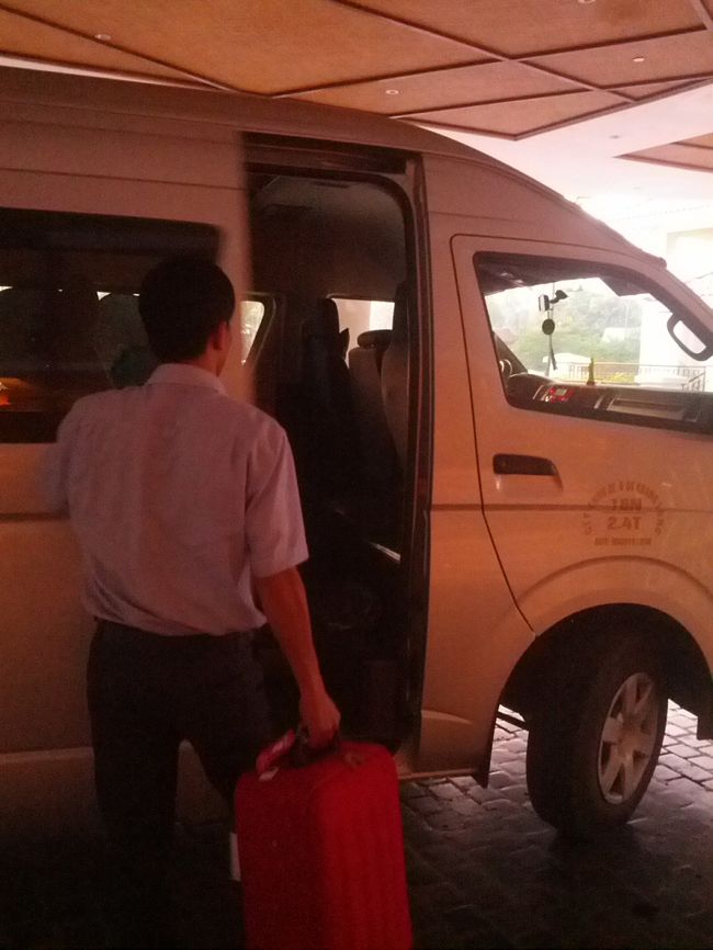 二人だけなんだけど、このミニバン　そりゃー仕方ないよね<br />他に客がいないんだもの・・・<br />しかも荷物はこの小さなスーツケースだけ・・<br />今回　案内の現地係員さん（ターンさん）は楽できたっしょ。<br />それでも彼は歩いたら痩せるだの・・<br />ちょっと私を見て躊躇しながらもおしゃべりしてました。