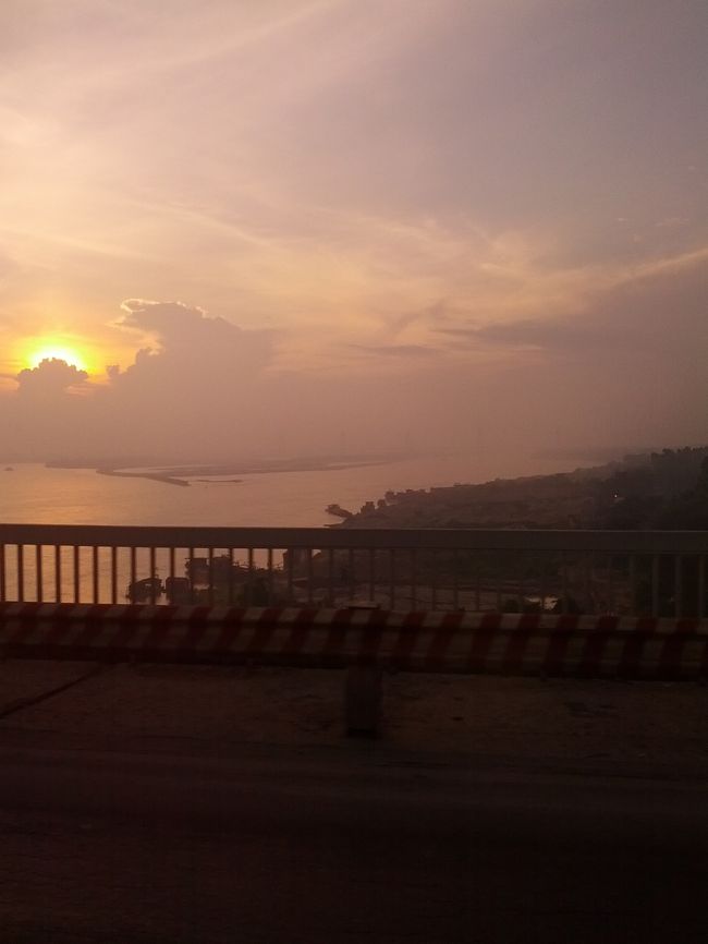 朝日が昇ります。<br /><br />フォン川　です。<br /><br />紅　川