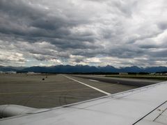 テッド・スティーブンス・アンカレッジ国際空港（Ted Stevens Anchorage International Airport: ANC）に着陸しました。
テッド・スティーブンスはアラスカ州選出の上院議員で、アラスカ州への貢献により 2000年に彼の名前が冠されました。

アラスカは、バンクーバーやシアトルと時差が1時間あります。
アンカレッジは厚い雲に覆われていて、明日からの天気が心配です。