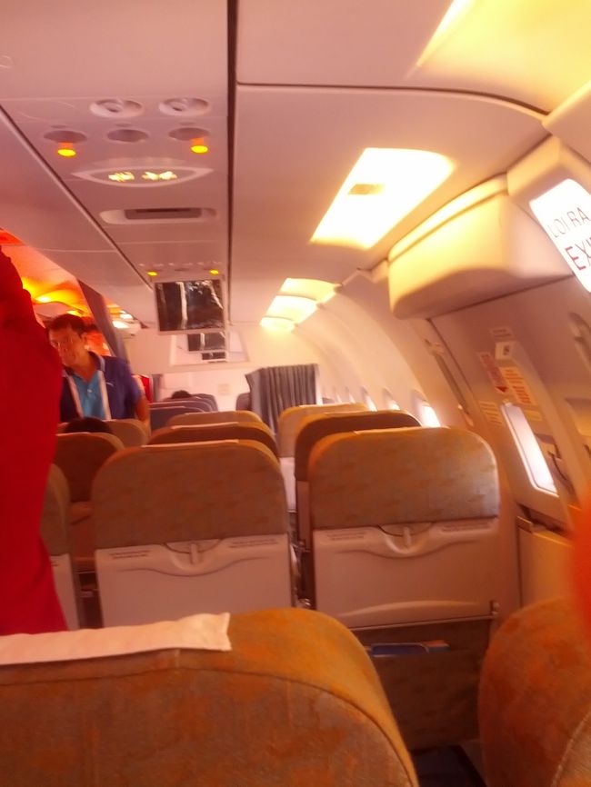 前は座らないのです。<br />　<br /><br />でも一番左はCAの椅子です。