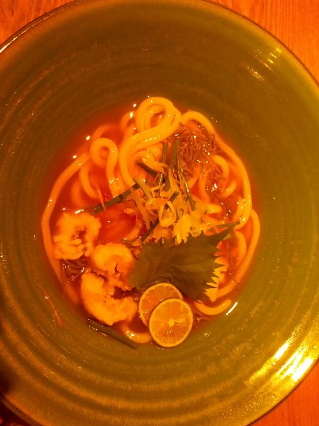 おなかがすいたので　出発ロビーの上まで戻って<br />つるとんたんで食べていきます。<br /><br />半玉づつ増やせて3玉まで同じ値段だって！<br /><br />私は1玉半にしました。<br /><br />足りない？　と思いましたがおなかいっぱいに（＾＾；<br /><br />梅汁だし　鱧天　大根おろし　超和風です。<br /><br />友人はトマト　超トマトの味がしました。