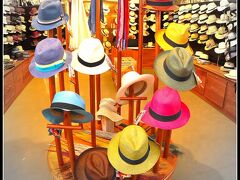 ガラパゴスの空港内で沢山のお土産が売られています。でも何故か色トリドリの帽子が多く売られています....でも.......な....なんでここでパナマハット？