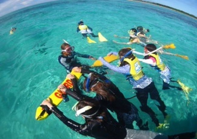 インストラクターに教えてもらいながら、ライフジャケットあるし、フロートあるし安心して楽しめるよ。<br />