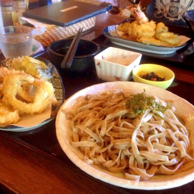 もずくそばは磯の香りがおいしいですよ。竹富島産の海老天もあったし満足