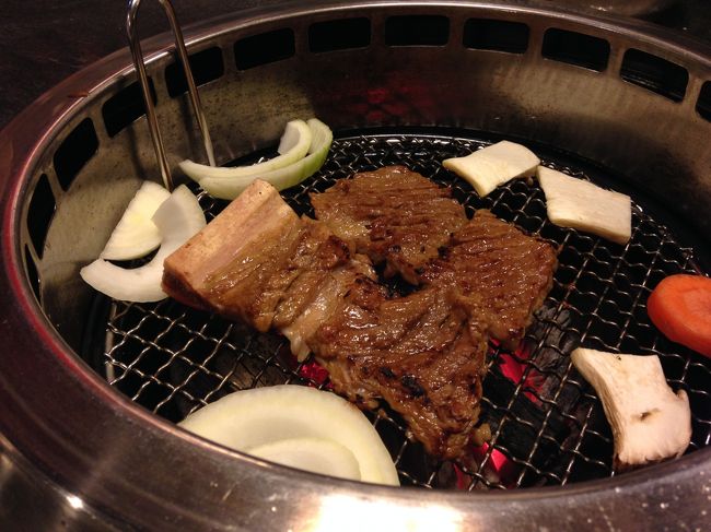 お肉プレートの真ん中にあった味付きカルビ。<br /><br />お店には日本語が流暢に話せる店員さんがいらっしゃいました。<br />帰り際にはサービスでお水のボトルをいただきました。<br />この日は今年の中でもとっても暑くなった日だったらしく、とても助かりました。ありがとうございます！