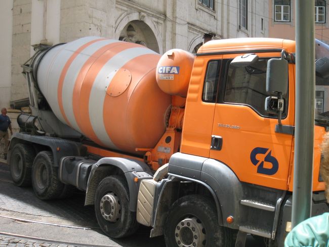 Madalena教会のところで、工事の車が大変なことに･･･。結構大ざっぱに切り返そうとするので、教会の壁がガシガシ削れています。日本であれば、即刻停止させられて、車を分解する方策(出来るのか知らないけど)を立てそうです。<br /><br />仕方無いので脇道から回り込んだら、脱出成功したらしく、もう車の姿は無かった。壁の削っちゃったのどうしたのかな･･･。