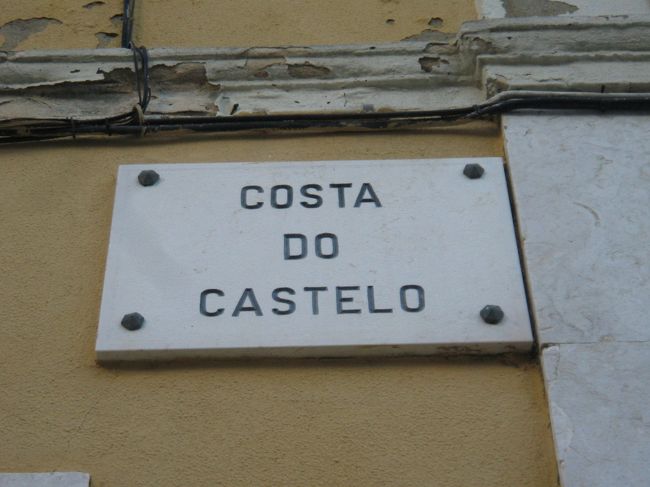 ついでに、後半の宿の場所をチェックしておこうかな。最初は、Zoku Pauloの家に泊まりたいな、と思っていました。基本的には日本人宿は敬遠しているのですが、立地(階段はつらそうだけど)、値段(40ユーロ！)、そして、その素敵なインテリア!しかしながら問い合わせをしたところ、なんと3月一杯で閉めてしまうとか。え〜っ。独特なブログにもハマりつつあったのに。そこから宿探しに迷走することしばし。かなり色々見た挙句、Sao Jorge城近くのB&amp;Bに決めたのです。