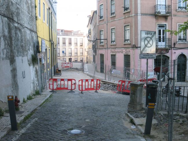 ただ、この宿、急坂の上にあって、さらにそのあと4階分の階段を上らなくてはいけないらしい。この点に関して、TripAdvisorの評価は真っ二つ。「大したことない。街から近くて良い」「もう辛すぎ」･･･不安だなあ、と思いつつも、部屋は素敵そうだし、街自体へは近い。価格面からも決めてしまいました。そんなわけなので、スーツケースを持っていないときに下見をしようと思ったのです。<br /><br />あれ、なんかスーパーの脇にエレベーターらしきものが･･･。なんと、スーパーが立体駐車場を併設していて、そのエレベーターでした！それを駐車場を使う人以外も利用できるのです！素晴らしい！お城に行く人が使うことを想定しているらしく、観光客で溢れています。いや、これ、私のためでしょ。<br /><br />上がったところは何やら工事中で、これを踏み越えて、宿発見。