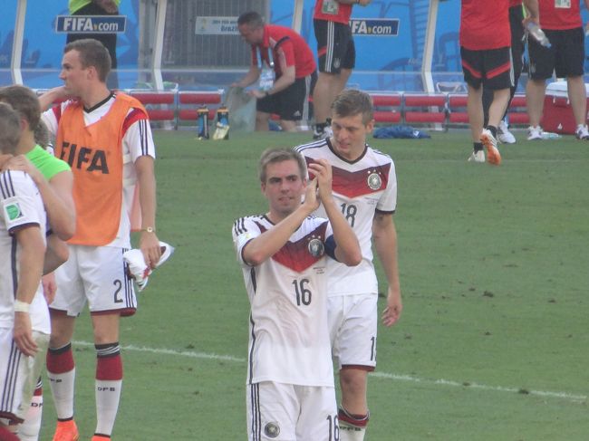 勝利を報告にサポーターのところへ