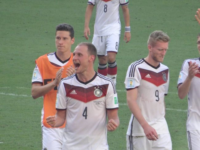 勝利を報告にサポーターのところへ