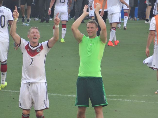 勝利を報告にサポーターのところへ